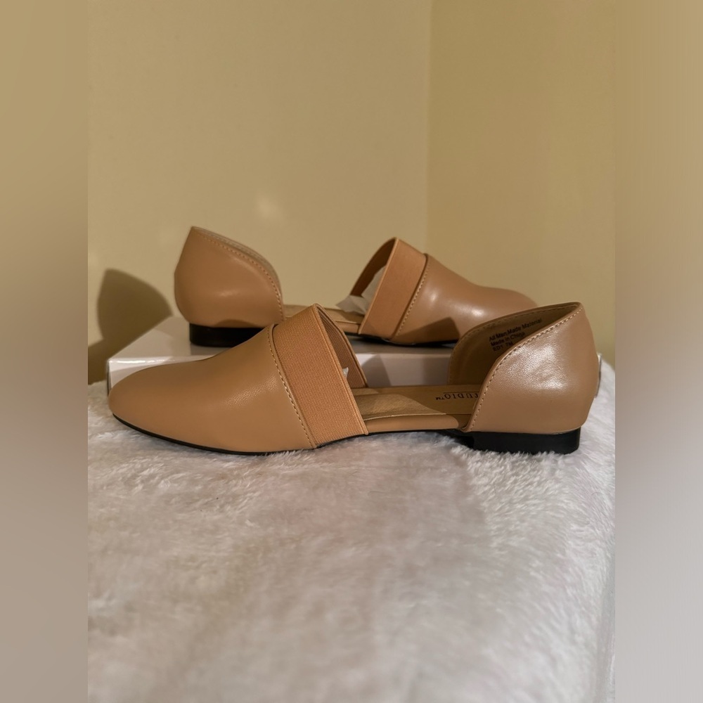 NIB Salon Studio Tan Slip-On Flat Sandals Size 7